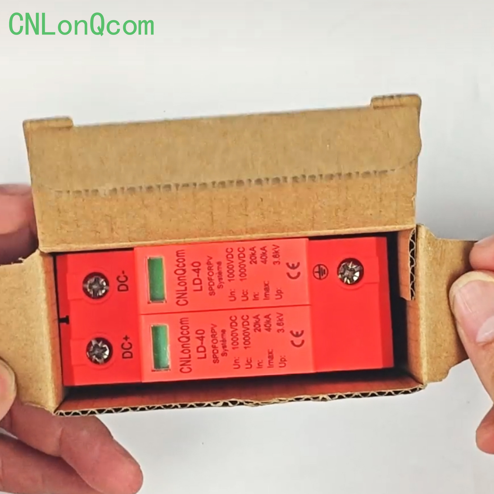 CNLonQcom LD-40 2P 1000V सोलर डीसी सर्ज प्रोटेक्टर शोकेस करते
